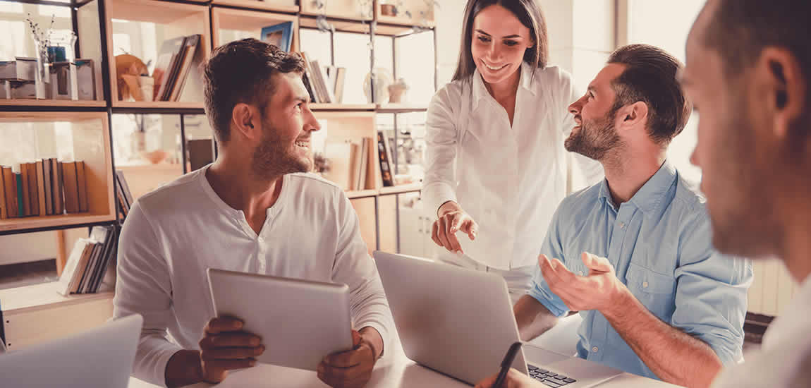 pessoas reunidas tomando decisões